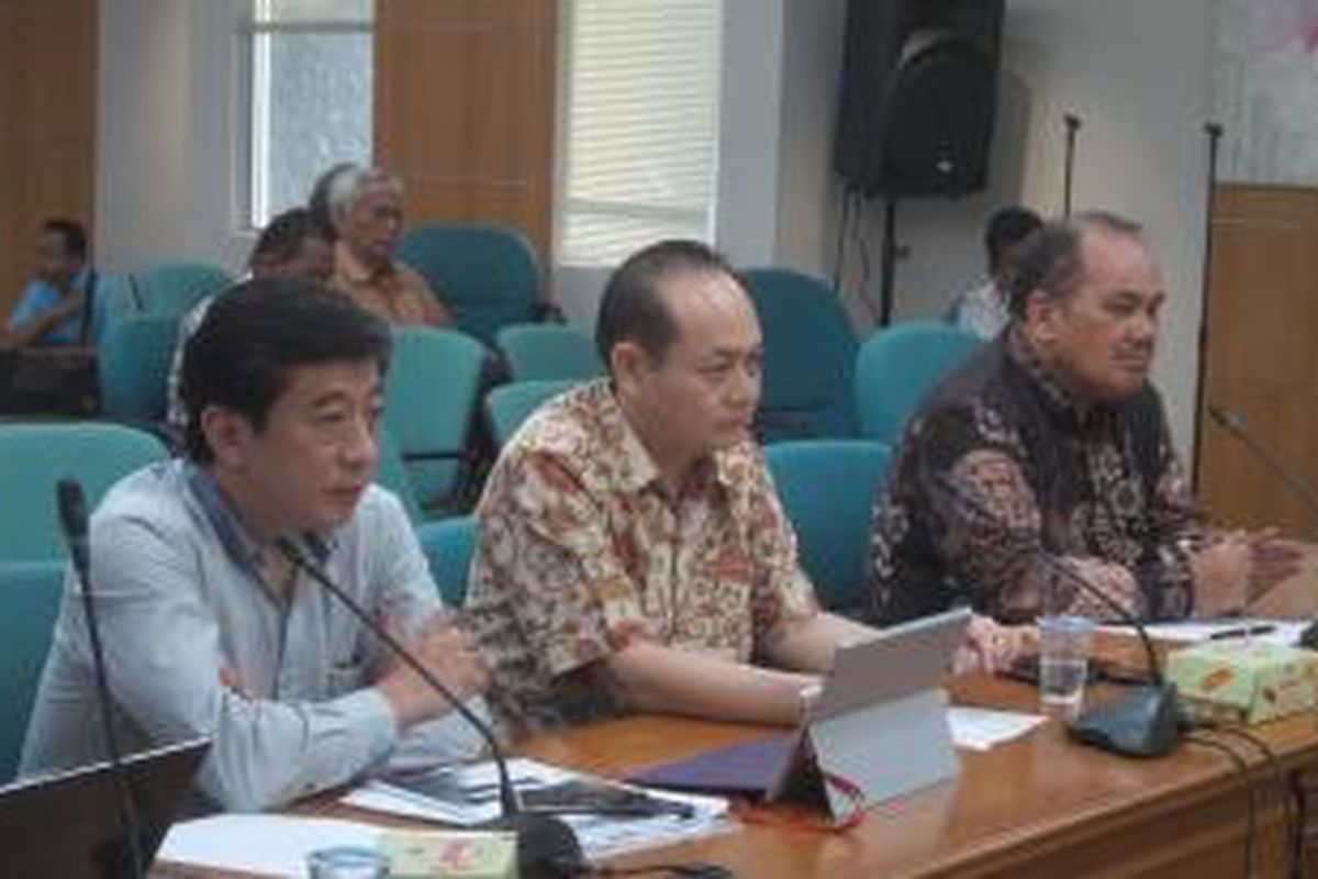 Direktur Utama PT Godang Tua Jaya, Rekson Sitorus (paling kanan) dan Direktur Utama PT Navigat Organic Energy Indonesia, Agus Nugroho Santoso (tengah) saat rapat dengan Komisi D DPRD DKI Jakarta, di Gedung DPRD, Kamis (29/10/2015)