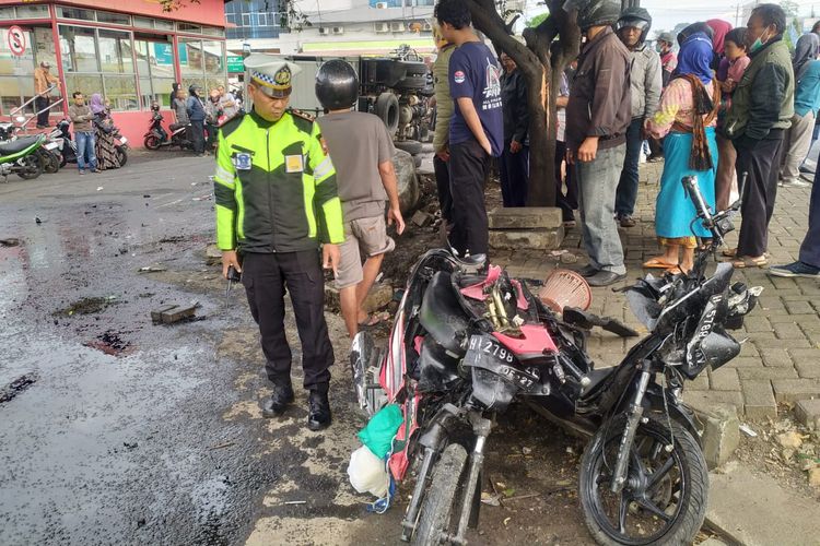Anggota Satlantas Polres Semarang melakukan olah TKP kecelakaan di Sub Terminal Karangjati