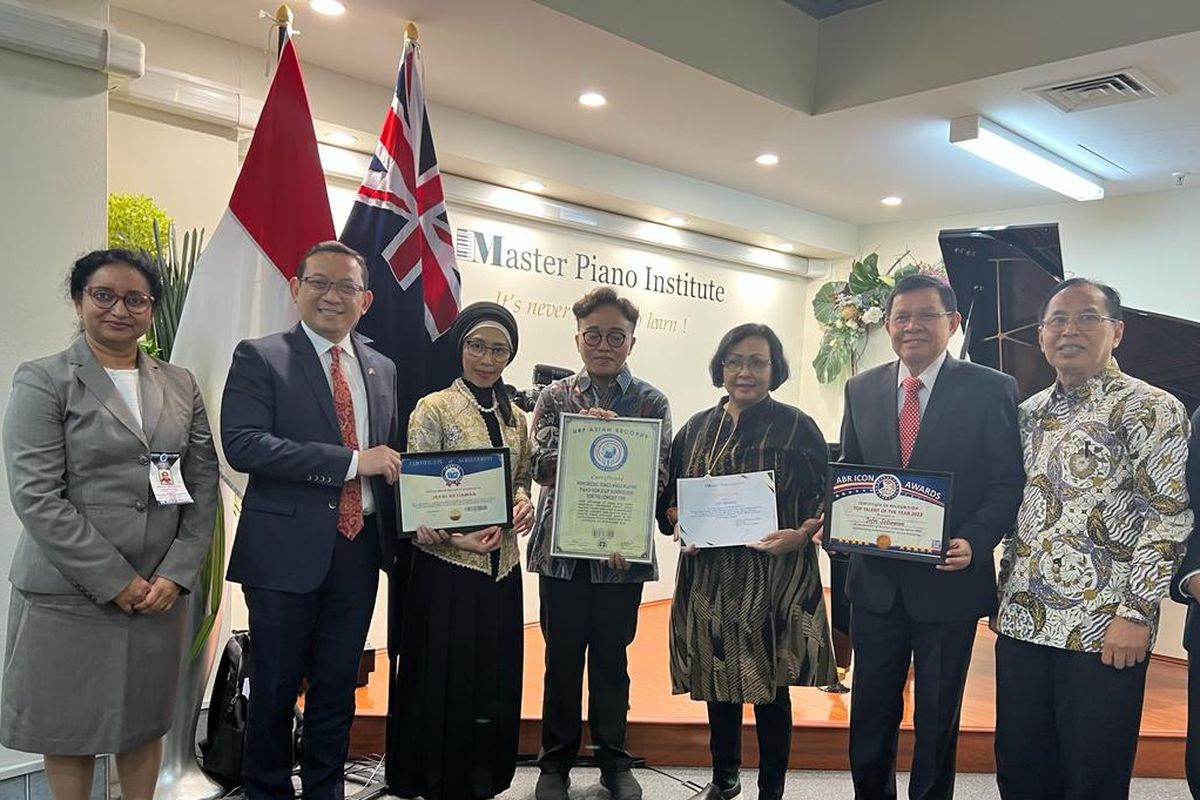 Jefri Kurniawan (tengah) bersama Vedi Kurnia Buana, Konsul Jenderal RI Sydney (kedua dari kiri), Prof. Dr. Margianti MM., Rektor Universitas Gunadarma, Prof. dr. Fasli Jalal Ph.D. Rektor Yarsi Jakarta, Prof Dr. Didin Mukodim, MM (Wakil Rektor IV Universitas Gunadarma).