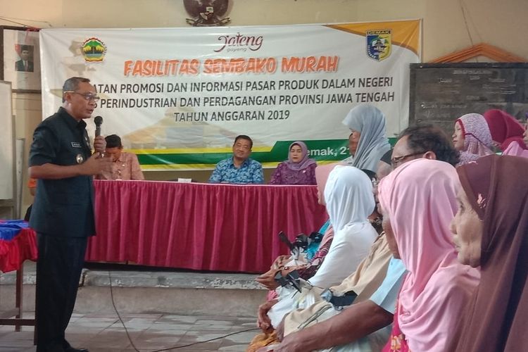 Wakil Bupati Demak Joko Sutanto mengimbau masyarakat Demak agar tidak berduyun-duyun ke Jakarta, saat acara fasilitas sembako murah  di Balai Desa Gemulak,  Kecamatan Sayung, Kabupaten Demak, Selasa (21/5/2019).