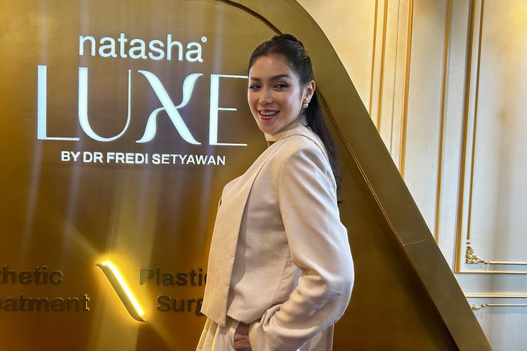 Aktris Jessica Iskandar dalam Konferensi Pers Peluncuran Natasha Luxe: One-Stop Destination di Jakarta Selatan, Rabu (28/5/2025).