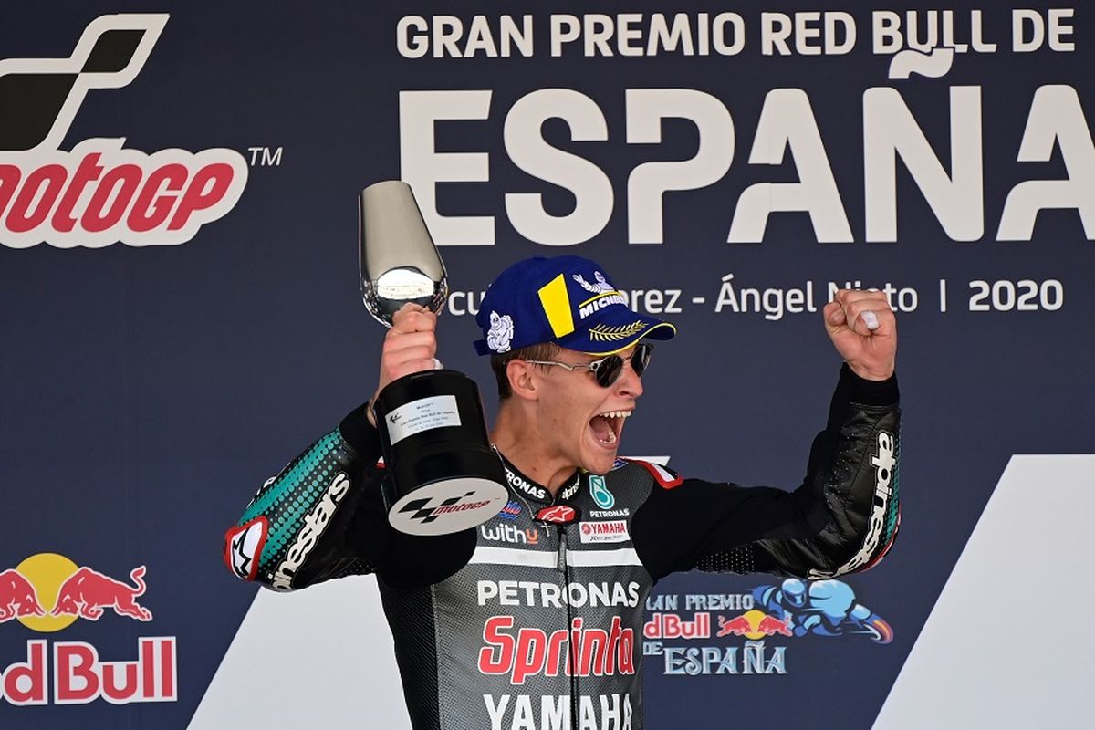 Pebalap Petronas Yamaha SRT, Fabio Quartararo, saat merayakan podium pertama pada seri MotoGP 2020 Spanyol di Sirkuit Jerez, Minggu (19/7/2020) malam WIB.