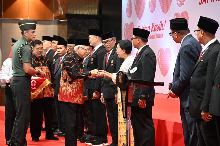 Wapres Sematkan Tanda Kehormatan untuk 1.591 Orang Pendonor Darah