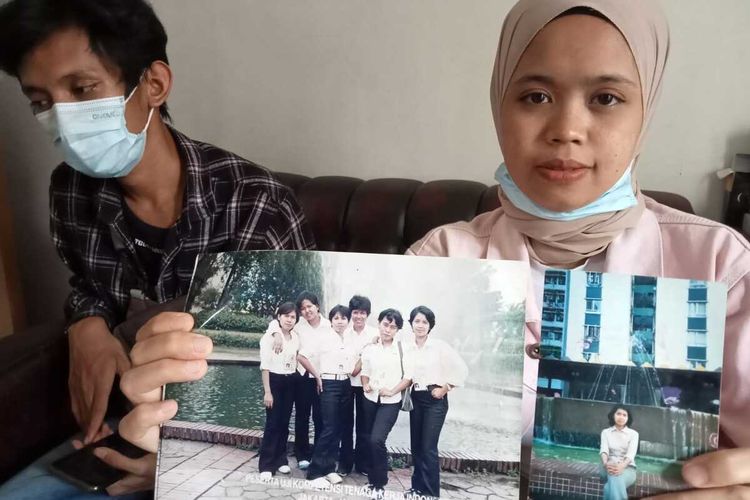 Mutia (22) memerlihatkan foto ibunya yang hilang kontak selama 17 tahun saat bekerja di Hongkong.