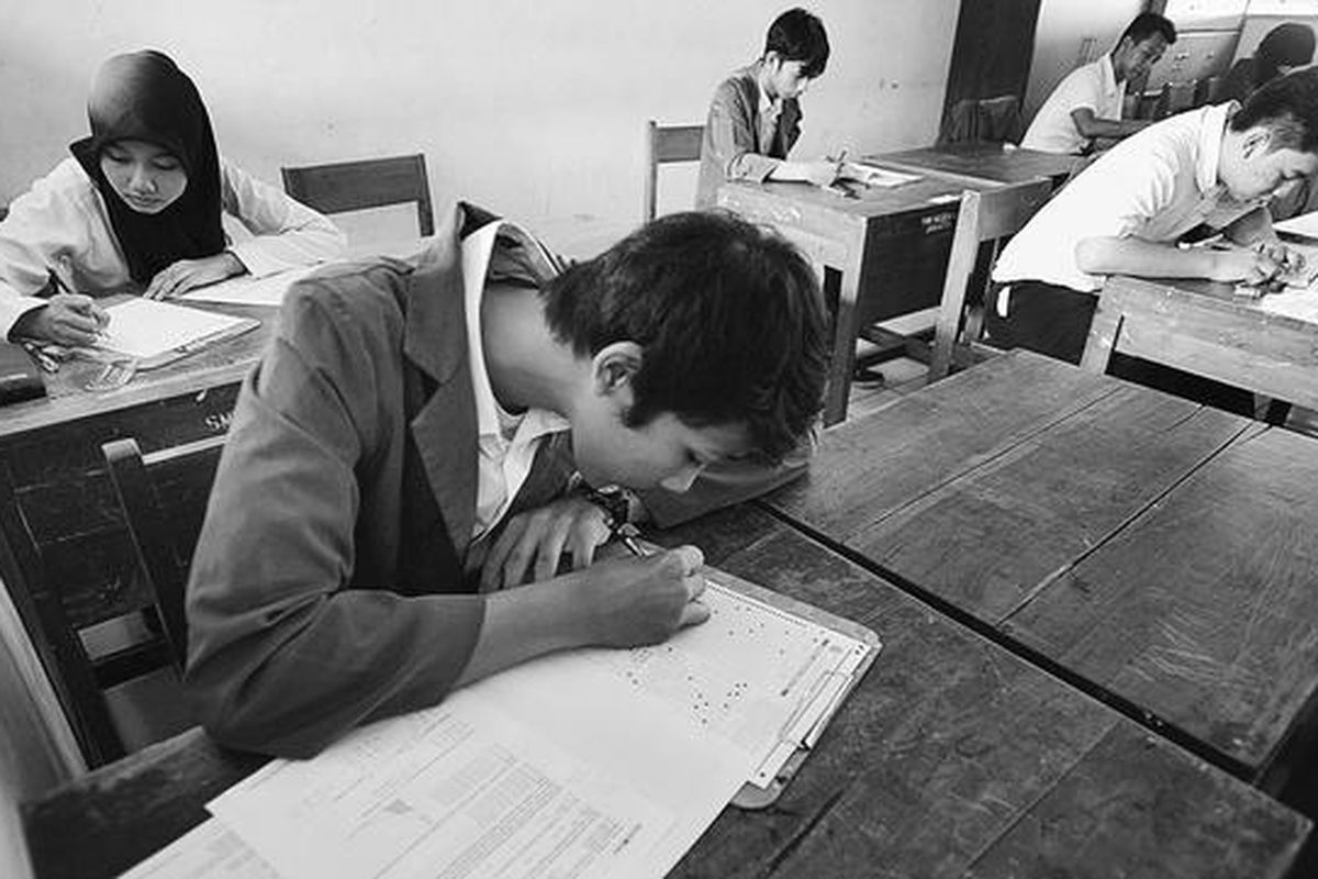 Siswa SMK Negeri 19 Jakarta mengerjakan soal saat mengikuti latihan ujian nasional di sekolahnya di Jakarta, Rabu (3/4). Latihan ini dilakukan serentak dan diikuti sekitar 43.000 siswa SMK dan SMA negeri se-Jakarta