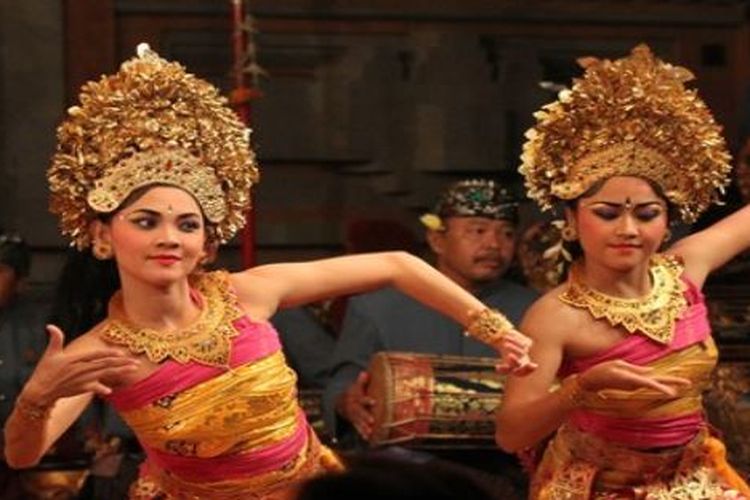 Tari Pendet berasal dari Bali. Tari Pendet adalah tari tradisional kreasi yang sangat terkenal era 1970 an hingga 1980 an