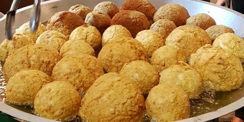 Bakso goreng, yang jadi salah satu serbuan pengunjung di Festival Bakso dan Kuliner, di Living World, Alam Sutera, Tangerang Selatan, Banten, Sabtu (30/9/2017). Festival ini digelar di boulevard mall  pada 28 September hingga 8 Oktober 2017.