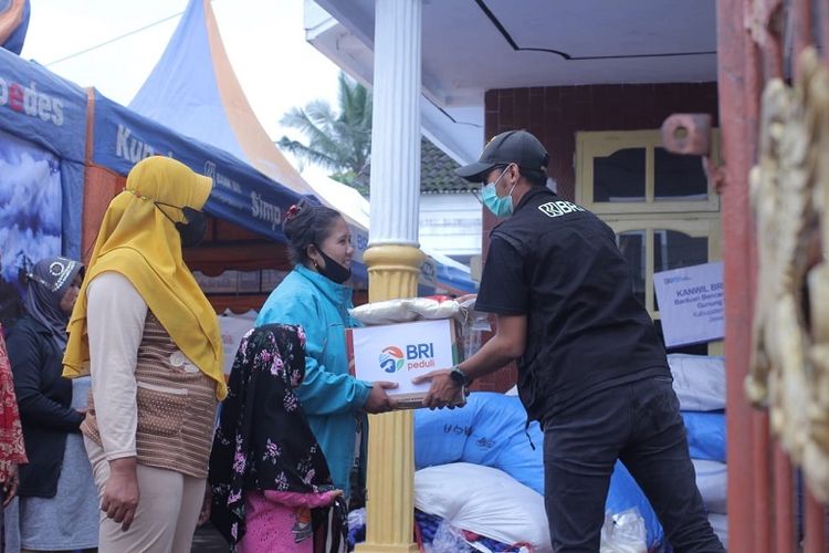 Bantuan BRI Peduli untuk masyarakat Lumajang yang jadi korban erupsi Gunung Semeru. 