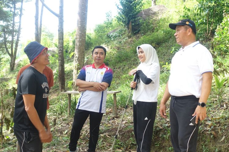 Pengunjung di lereng Bukit Pao, Bangka Tengah, Kepulauan Bangka Belitung, Minggu (26/6/2022).