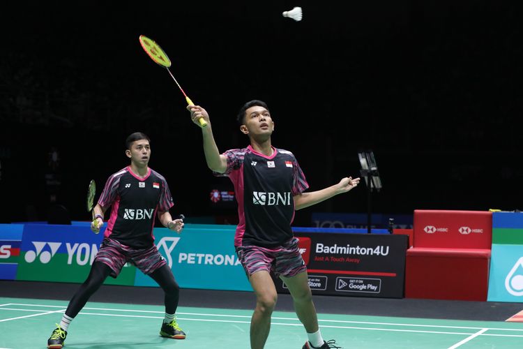 Fajar Alfian/Muhammad Rian Ardianto melangkah ke final Malaysia Open 2022 usai mengalahkan wakil tuan rumah Goh Sze Fei/Nur Izzuddin 21-14, 21-12, pada laga semifinal yang digelar di Axiata Arena, Kuala Lumpur, Malaysia, Sabtu (2/7/2022) malam WIB. Terdekat, Fajar/Rian dijadwalkan tampil di final Malaysia Open 2022 bersama wakil Indonesia lainnya, Apriyani/Fadia, pada Minggu (3/7/2022).