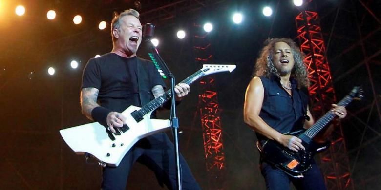 Vokalis sekaligus gitaris Metallica, James Hetfield (kiri), bersama sang gitaris Kirk Hammett, mengentak Jakarta dalam konsern mereka di Stadion Utama Gelora Bung Karno, Senayan, Jakarta Pusat, Minggu (25/8/2013) malam.