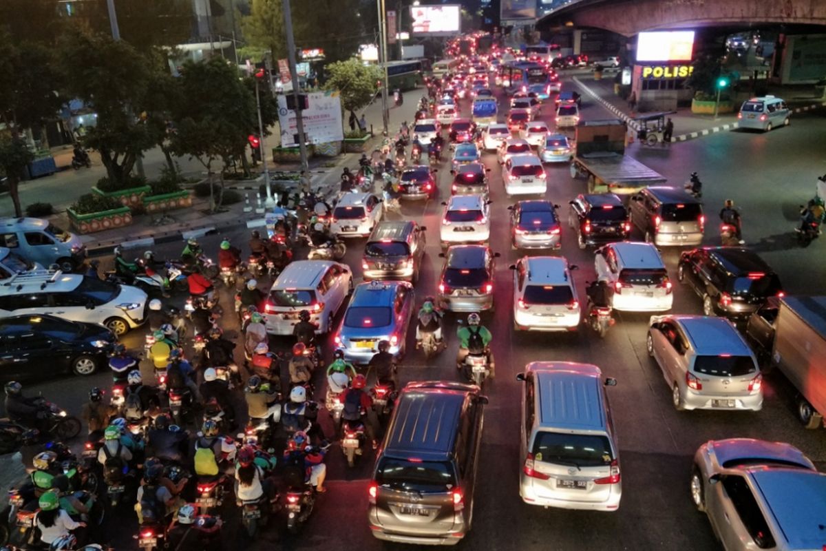 Lalu lintas di sekitar Gerbang Tol Slipi 1 terpantau padat, Rabu (1/8/2018) malam. 