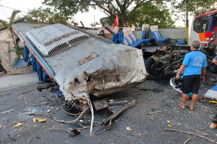 Kecelakaan bus Sugeng Rahayu vs bus Eka