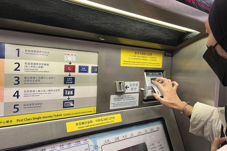 Tempat memasukkan uang ke mesin tiket MTR di stasiun Central, Hong Kong, Rabu (15/2/2023).