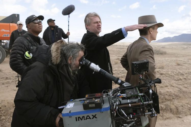Christopher Nolan sedang dalam proses syuting film Oppenheimer menggunakan kamera film IMAX.