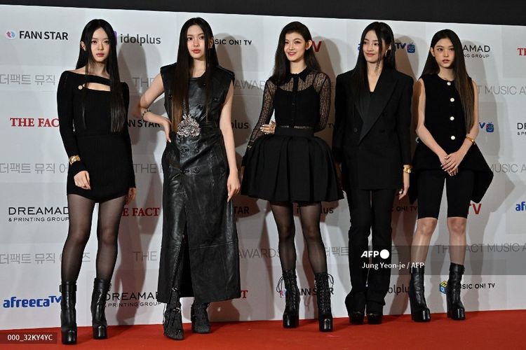 Girl group Kpop NewJeans, berpose di karpet merah acara The Fact Music Awards 2022 di KSPO Dome, Seoul, Korea Selatan, pada 8 Oktober 2022.
