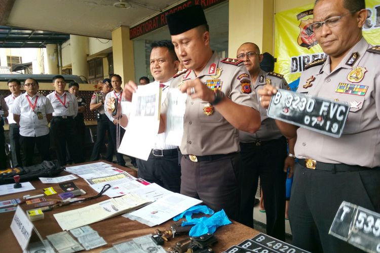 Kapolda Jabar irjen pol agung budi maryoto tengah menunjukan sejumlah barang bukti pemalsuan dokumen kendaraan di Mapolda Jabar, Bandung, Rabu (3/1/2018). 