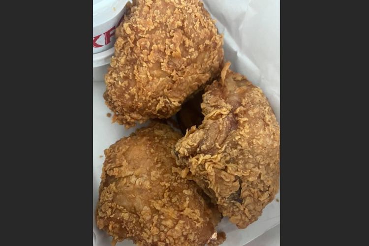 Darryl Ezreen mengunggah foto di Facebook pada 1 Juli 2021, yang memperlihatkan dia berhasil mendapat paket kombo KFC berisi tiga paha atas berkat kata-kata puitis.