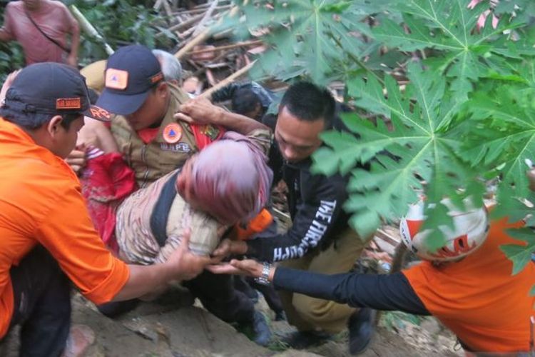 Tim SAR gabungan berhasil mengevakuasi Ahmad (55), warga Kampung Nyalindung, Desa Pasirsuren, Kecamatan Kabandungan, Kabupaten Sukabumi, Jabar, Selasa (23/11/2021).