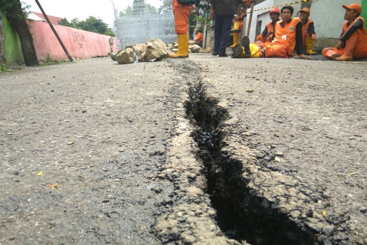 Jalan retak di Kecamatan Matraman.