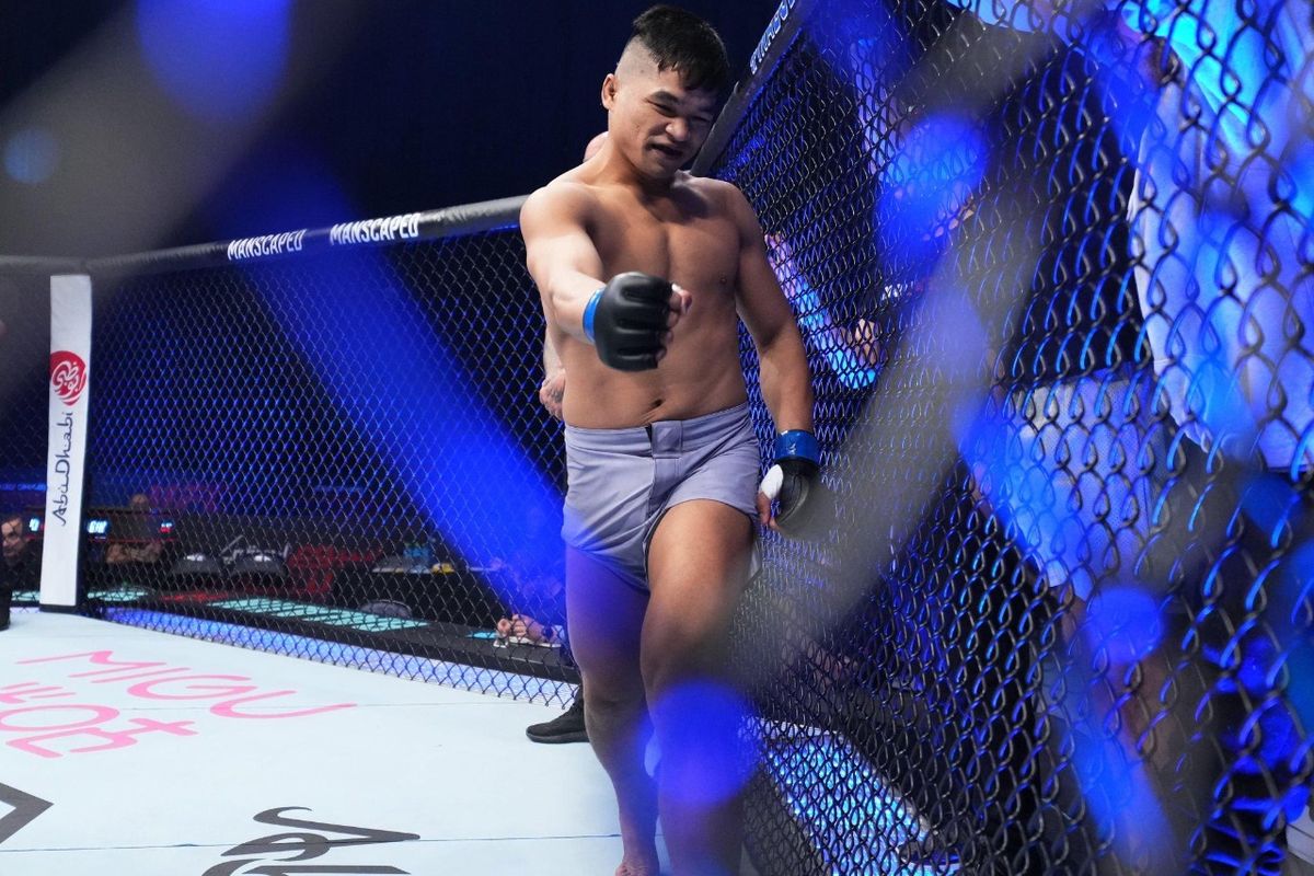 Jeka Saragih merayakan kemenangan pada semifinal Road to UFC melawan petarung Korea Selatan Ki Won-bin di Etihad Arena, Abu Dhabi, pada Minggu (23/10/2022).