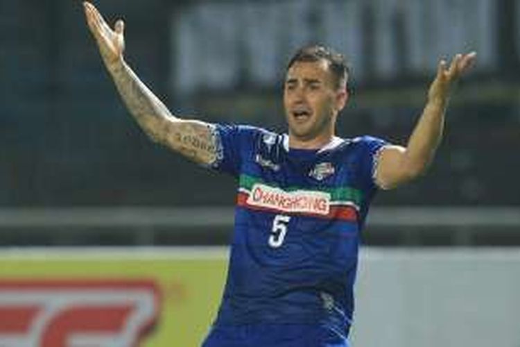 Eks kapten tim nasional Italia, Fabio Cannavaro, tampil pada laga bertajuk Calcio Legend, di Stadion Utama Gelora Bung Karno, Senayan, Jakarta, Sabtu (21/5/2016).