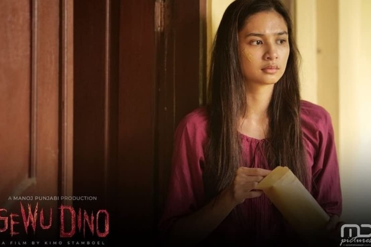 Aktris Mikha Tambayong berperan sebagai Sri dalam film Sewu Dino.