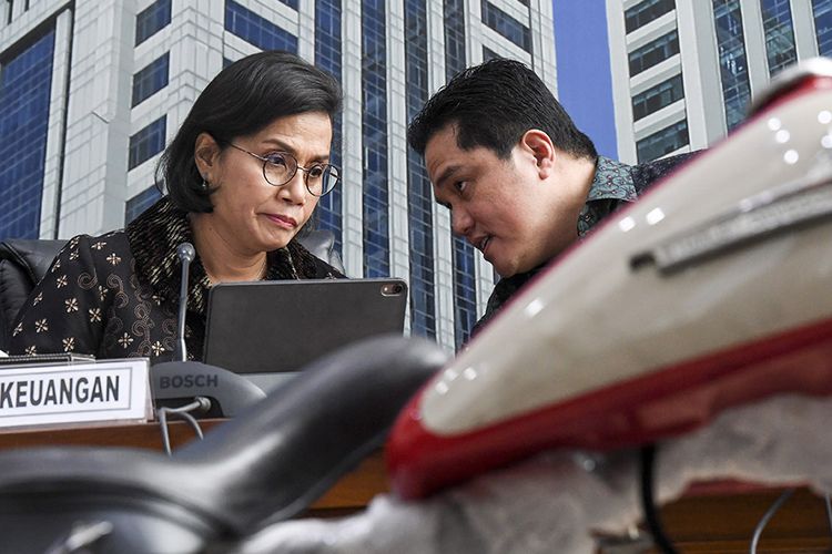 Menteri Keuangan Sri Mulyani (kiri) berbincang dengan Menteri BUMN Erick Thohir aat konferensi pers terkait penyelundupan motor Harlery Davidson dan sepeda Brompton menggunakan pesawat baru milik Garuda Indonesia di Kementerian Keuangan, Jakarta, Kamis (5/12/2019). Direktorat Jenderal Bea dan Cukai Kemenkeu berhasil mengungkap penyelundupan sepeda motor Harley Davidson pesanan Direktur Utama PT Garuda Indonesia Tbk, I Gusti Ngurah Askhara dan dua sepeda Brompton beserta aksesorisnya menggunakan pesawat baru Airbus A330-900 Neo milik Garuda Indonesia.