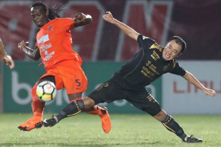 Mohammadou Al Hadji berebut bola dengan Yoo Hyun-koo pada laga Liga 1 antara Borneo FC dan Sriwijaya FC di Stadion Segiri, Minggu (25/3/2018).