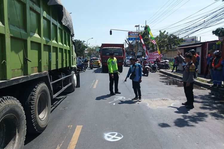 Polisi saat melakukan olah di Tempat Kejadian Perkara (TKP), usai seorang pekerja tewas tertabrak truk di Jalan Raya Sukomulyo, Kecamatan Manyar, Gresik, Jawa Timur, Senin (31/7/2023).