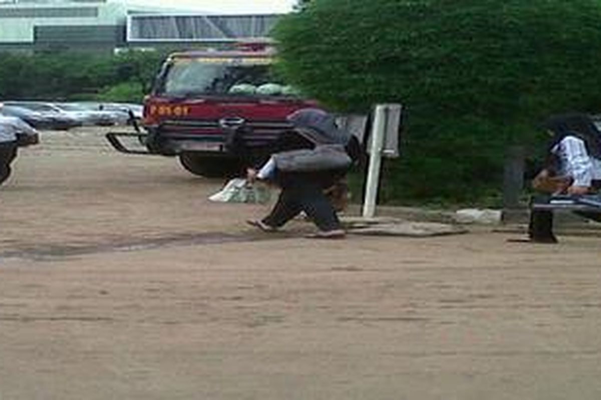 Karyawan Prudential mengemasi berkas dan peralatan kantornya karena gedung Plaza UOB belum dapat berfungsi normal.