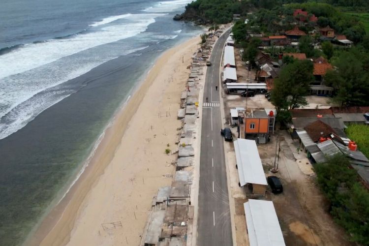 Kios di pinggir pantai Kawasan Pantai Sepanjang, Gunungkidul, sudah dirobohkan
