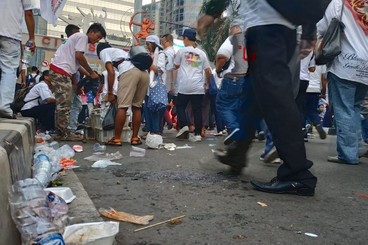 Sampah berserakan di luar area Gelora Bung Karno (GBK), Sabtu (13/4/2019).