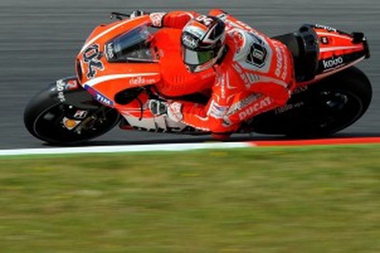 Pebalap Ducati asal Italia, Andrea Dovizioso, memacu motornya saat sesi latihan bebas pertama di Montmelo, pada GP Catalunya, Jumat (14/6/2013).