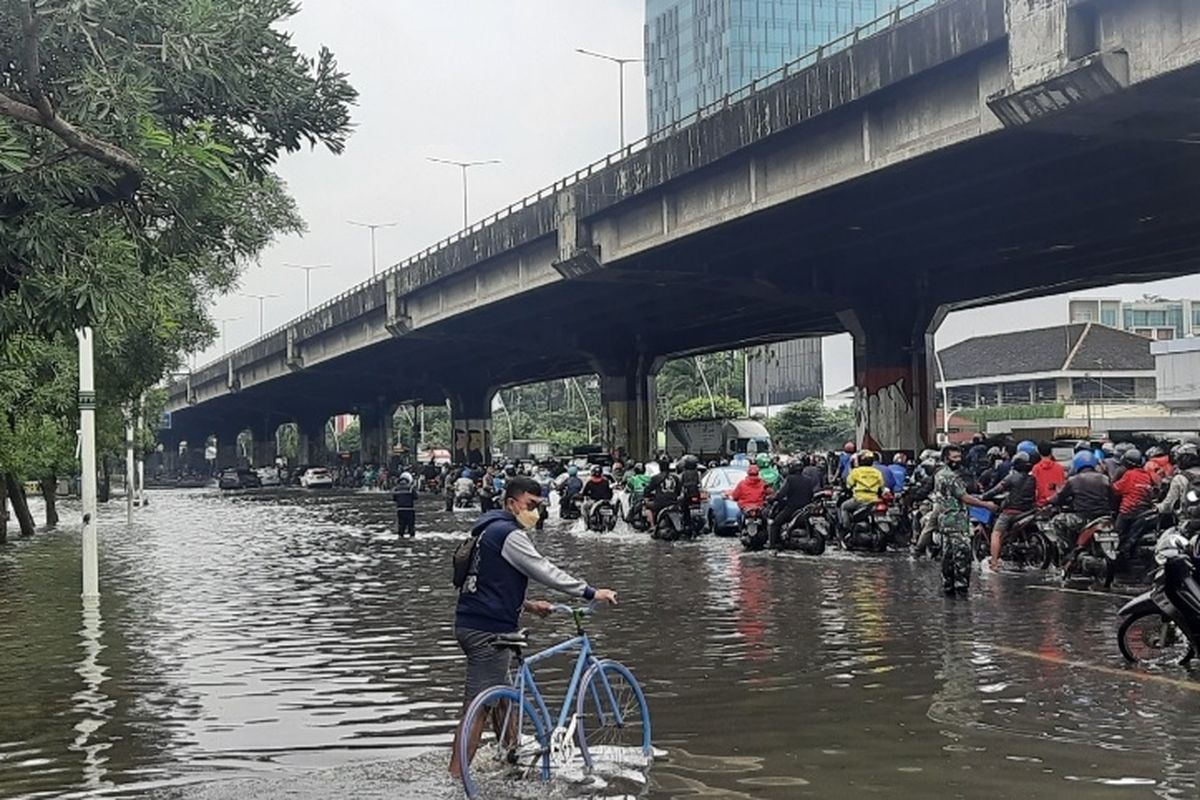 Jalan Ahmad Yani, Pulogadung, Jakarta Timur, terendam banjir setinggi sekitar 50 sentimeter, Selasa (18/1/2022) sore.