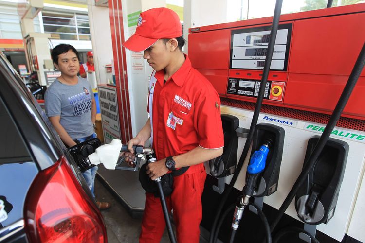 Petugas melayani pembeli Pertalite di SPBU Abdul Muis, Jakarta Pusat, Jumat (24/7/2015). PT Pertamina (Persero) mulai menjual Pertalite dengan oktan 90 kepada konsumen dengan harga Rp.8400 perliter. KOMPAS IMAGES/KRISTIANTO PURNOMO