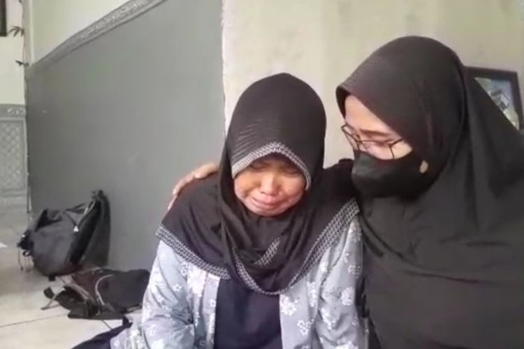 WNI ditembak di AS. Tangis Nani Muldiani, orangtua Novita Kurnia Putri, pecah saat bercerita soal kabar anak pertamanya itu meninggal, Senin (10/10/2022).