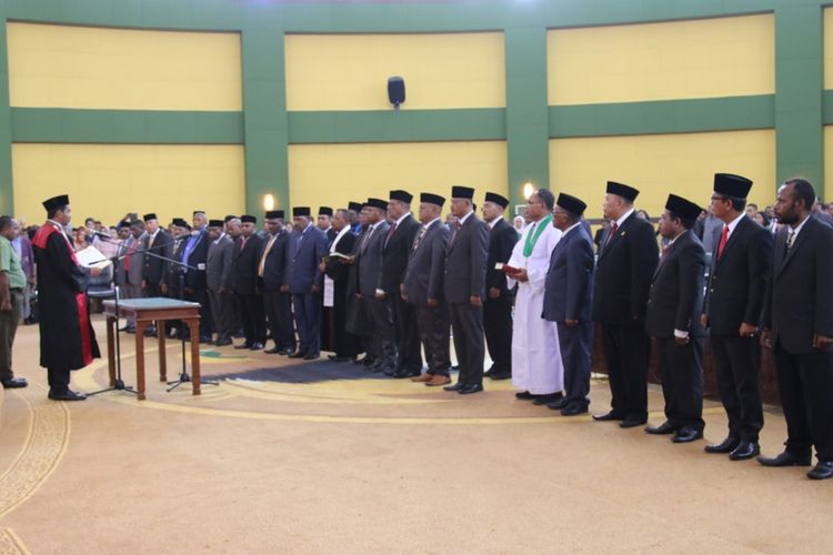 35 Anggota DPRD Mimika ketika dilantik oleh Ketua Pengadilan Negeri Timika, Senin (25/11/2019)