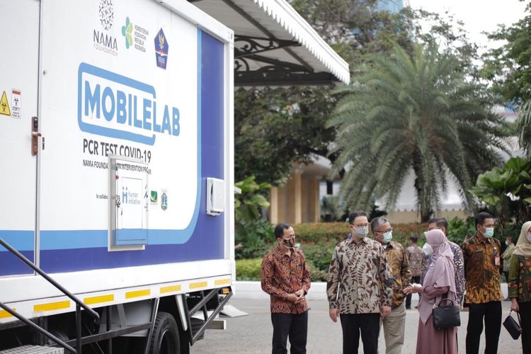 Anies Baswedan at the Mobile Lab handover event 