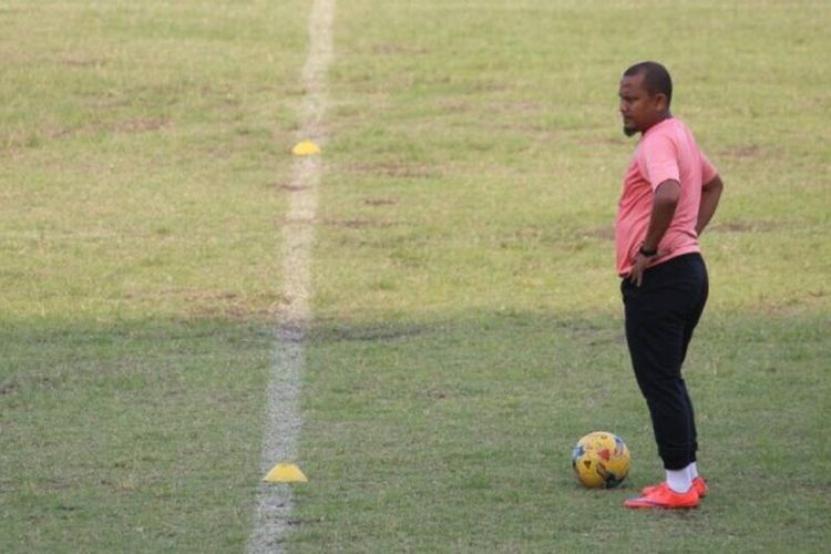 Pelatih Persiraja Banda Aceh, Akhyar Ilyas, saat menjalani latihan di Stadion Teladan Medan, sebelum bertolak tandang ke PSPS Pekanbaru.
