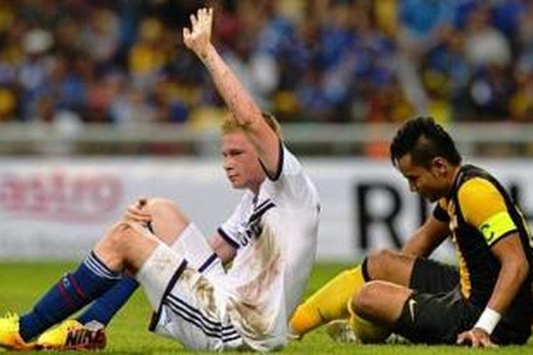 Kevin De Bruyne cedera saat bertanding melawan Malaysia XI, Minggu (21/7/2013) lalu di Stadion Bukit Jalil.