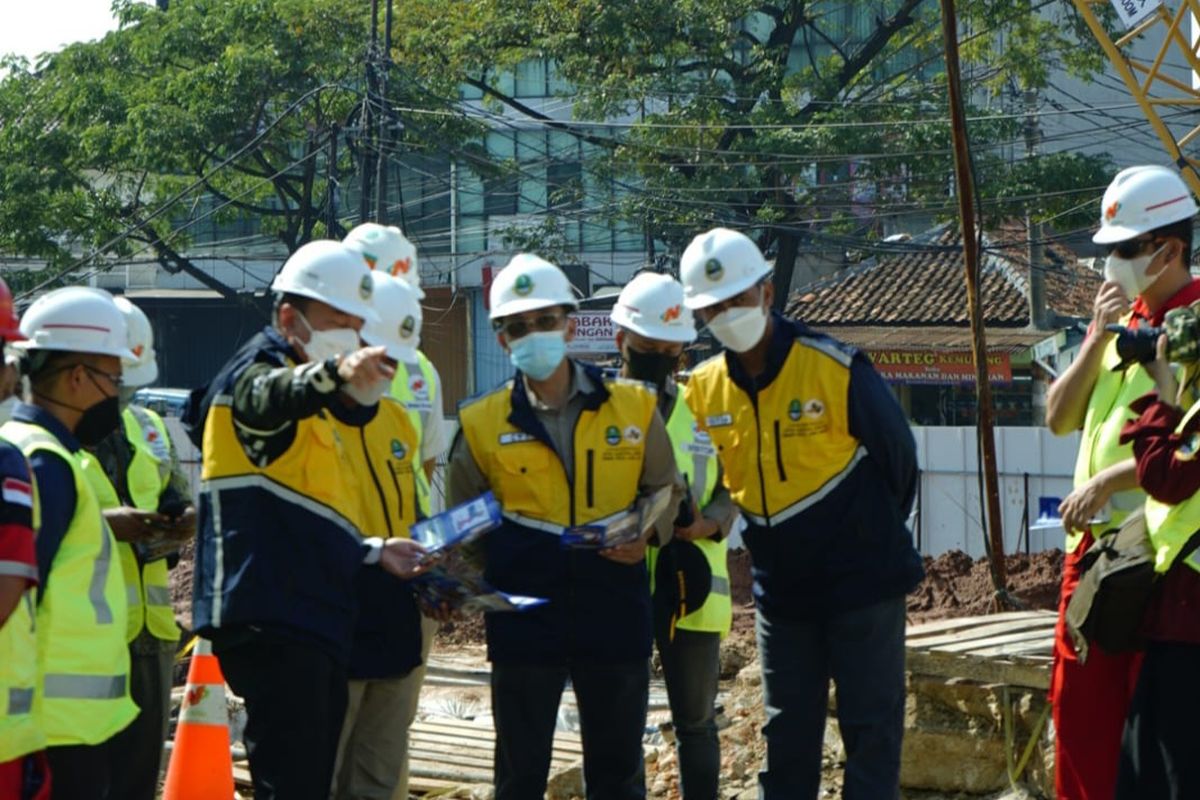 Kepala Badan Perencanaan Pembangunan dan Penelitian Pengembangan Daerah (Bappeda) Kota Depok Dadang Wihana bersama Kepala Bappeda Provinsi Jawa Barat meninjau pembangunan underpass Dewi Sartika, Depok pada Kamis (28/7/2022). (Istimewa/Bappeda Depok)