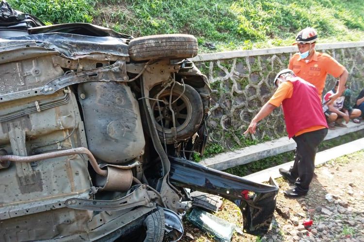 Kondisi minibus yang ringsek usai tertabrak kereta api di Kabupaten Cianjur, Jawa Barat, Rabu (29/6/2022).