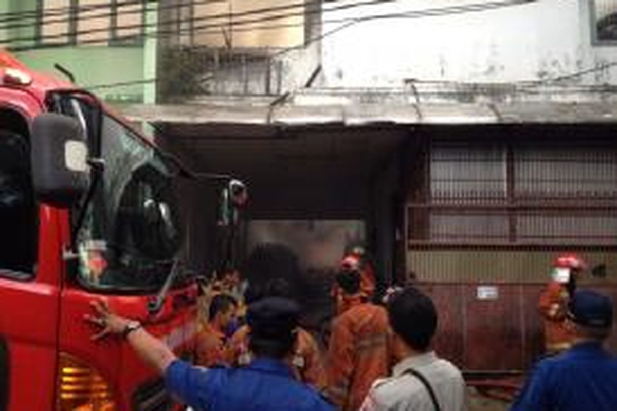 Petugas pemadam kebakaran Tangerang Selatan masih berusaha memadamkan api yang membakar beberapa ruko di belakang Serpong Plaza, Pakulonan, Tangerang Selatan, Rabu (4/3/2015).