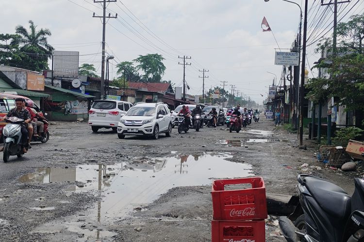Viral Warga Deli Serdang Gotong Royong Perbaiki Jalan Pakai Sumbangan Pribadi