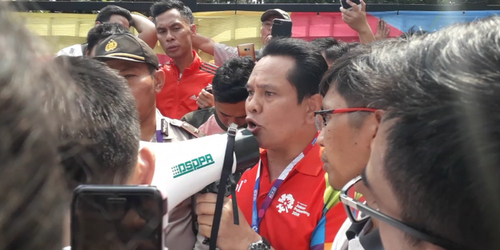 Director Ticketing INASGOC Sarman Simanjuntak memberikan penejelasan kepada pengantre tiket final bulu tangkis Asian Games 2018 bahwa tiket sudah habis pada Rabu (22/8/2018).