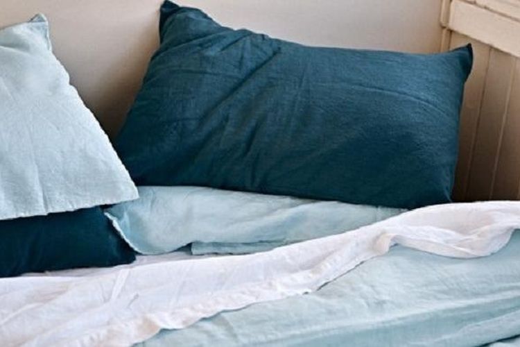 Cucilah seprai Anda seminggu sekali untuk menghilangkan bakteri di dalamnya.