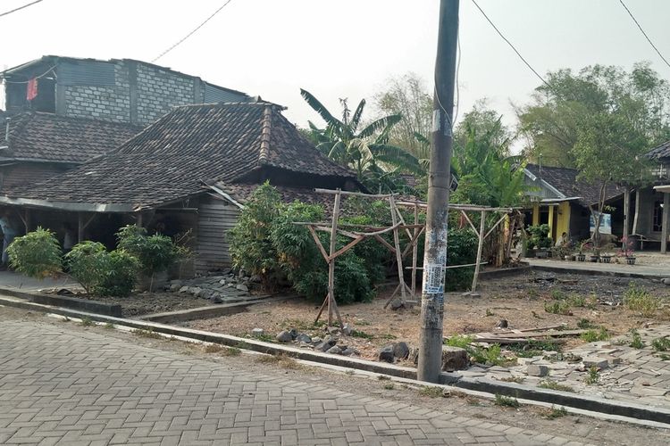 Tempat tinggal Simah dan Siti di Dusun Karangploso, Desa Klampok, Kecamatan Benjeng, Gresik.