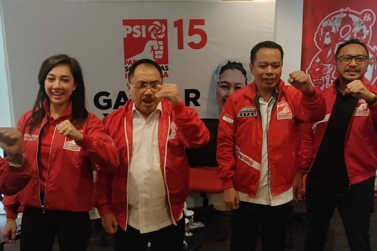 Pendiri Partai Beringin Karya (Berkarya) Badaruddin Andi Picunang dan eks Ketua Dewan Pimpinan Nasional Partai Keadilan dan Persatuan Indonesia (PKPI) Syarifuddin Noor resmi bergabung sebagai kader Partai Solidaritas Indonesia (PSI), Jumat (3/3/2023). Keduanya dikenakan jaket merah PSI sebagai tanda resminya bergabung.