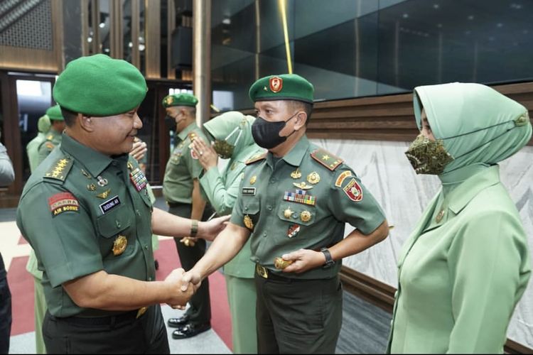 Kepala Staf Angkatan Darat (KSAD) Jenderal Dudung Abdurachman memimpin acara laporan korps kenaikan pangkat 19 perwira tinggi (Patu) TNI AD di Markas Besar Angkatan Darat (Mabesad), Jakarta, Rabu (6/4/2022).